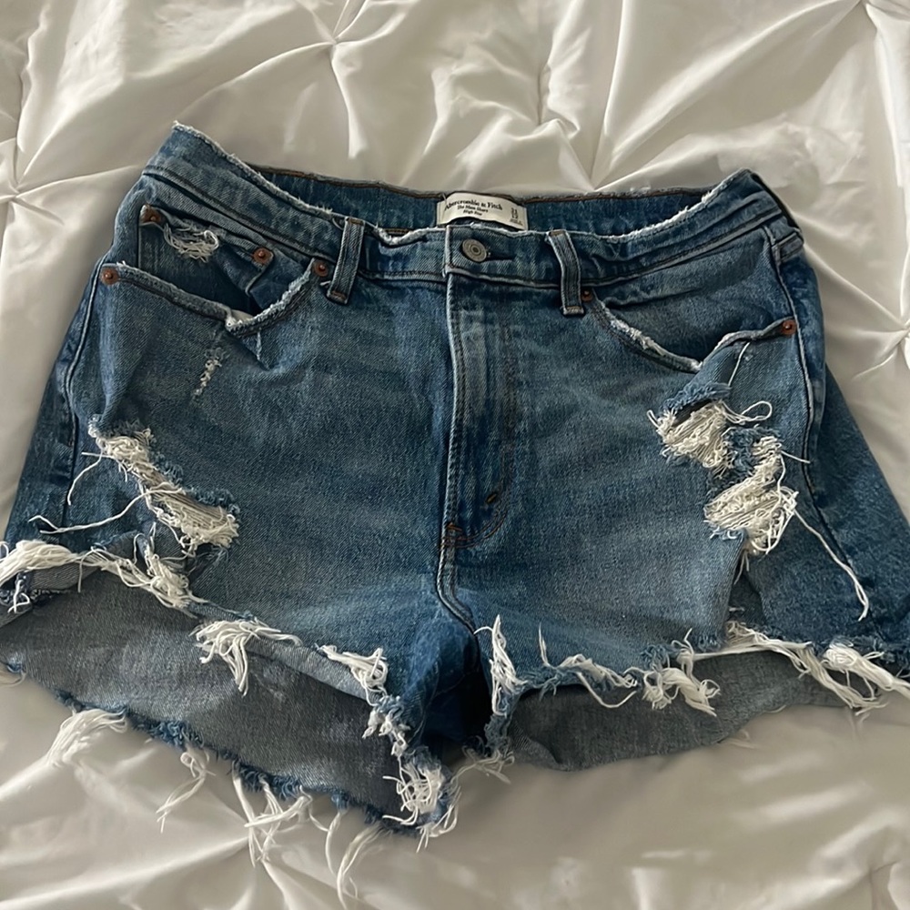Abercrombie and Fitch! The mom short - high rise - size 31!
